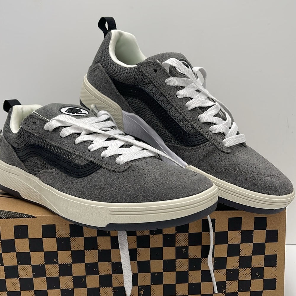 Vans WMNS Zahba Grey/Black
VN0007QQN43
Sneakers - Picture 4 of 16